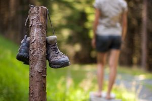 femme abandonne ses bottes de randonnée